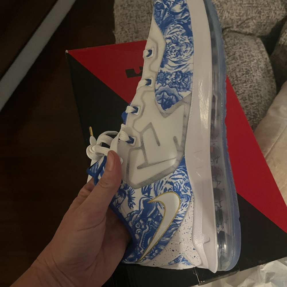Nike LeBron XI Low Black and Pink Box - Picture 5 of 8